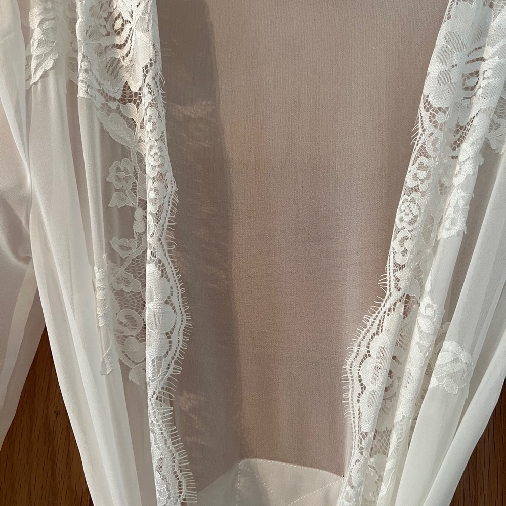 Ivory Lace Robe - Picture 4 of 10